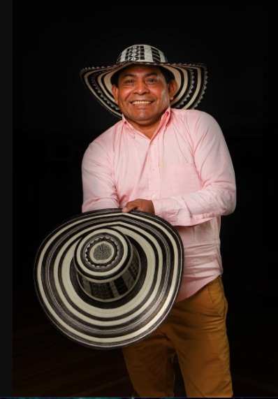 Reinel Antonio Mendoza Montalvo showing the hats he made for his Zenú community.